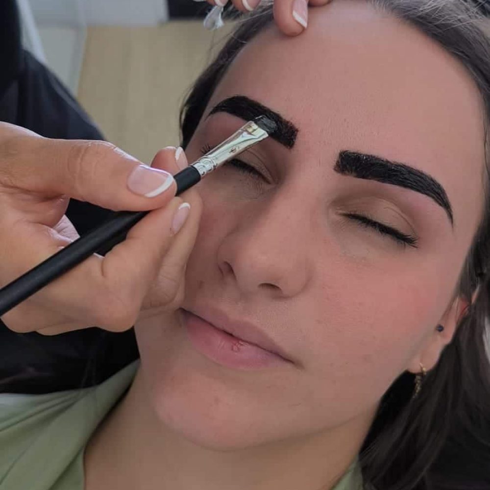 Tinte de cejas con henna (durante)