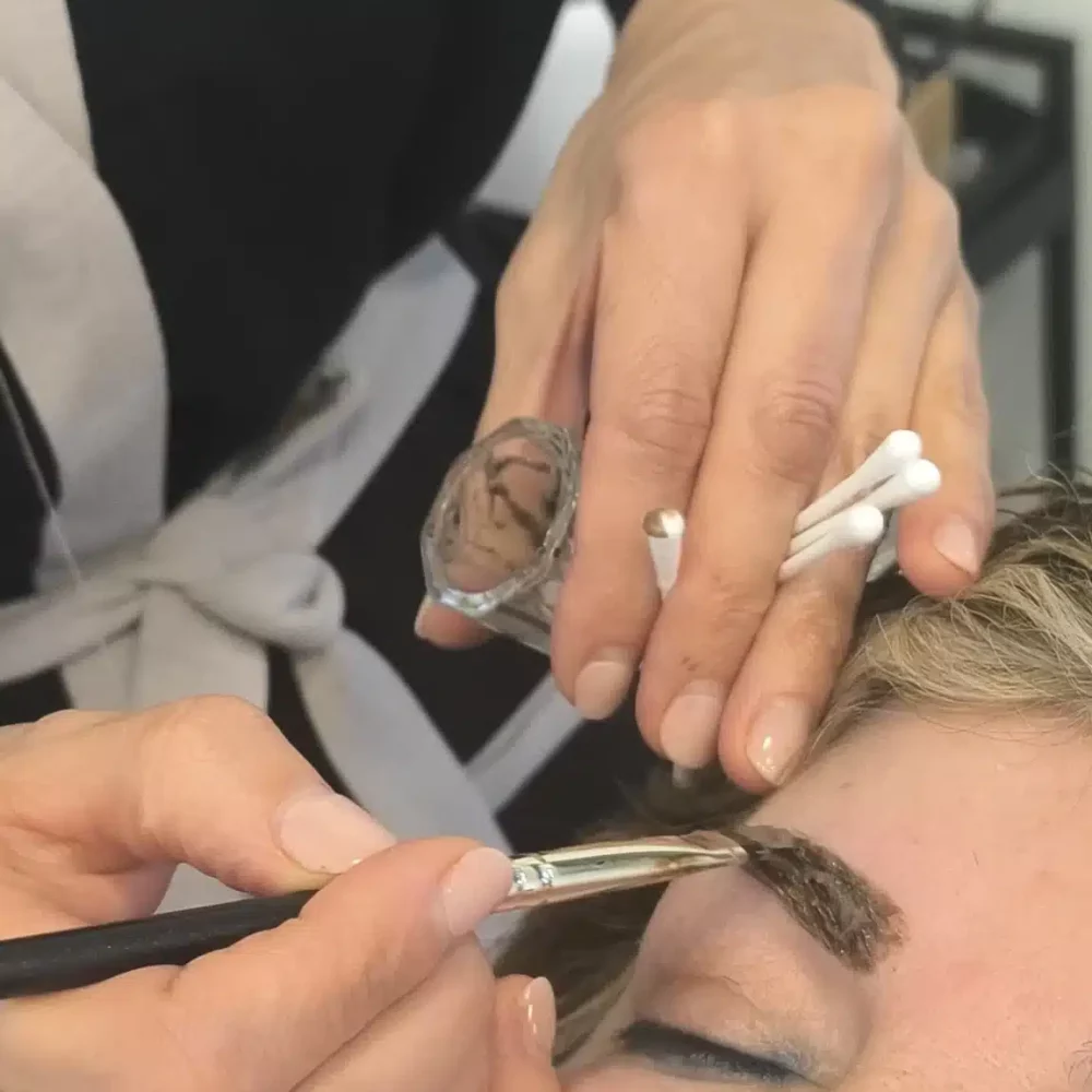 Tinte de cejas con henna