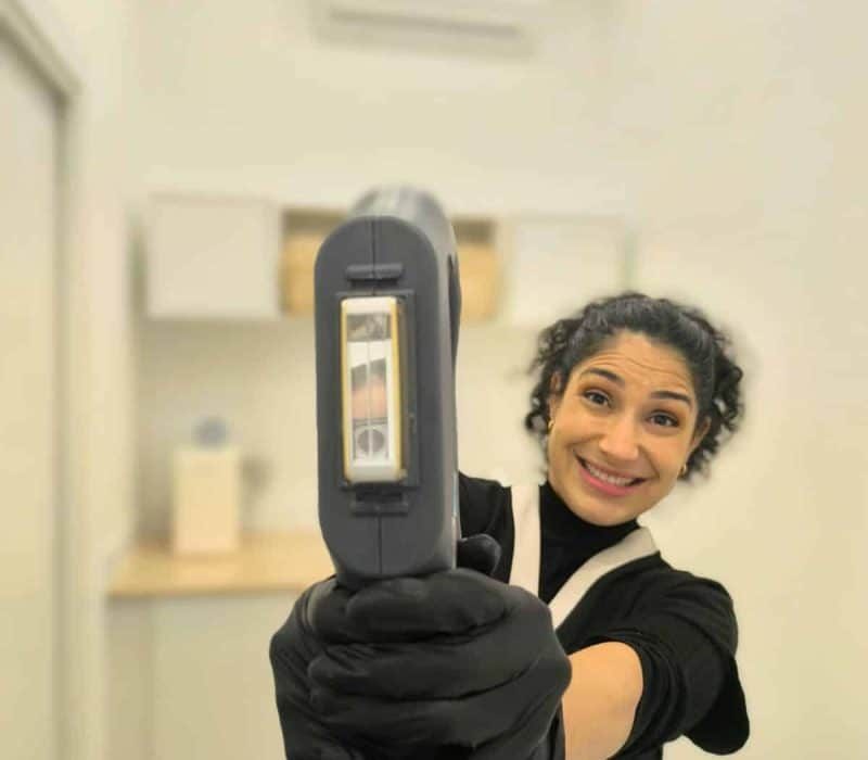 Cliente recibiendo depilación láser en el centro de estética Aerica Pereira, con tecnología avanzada y seguridad.