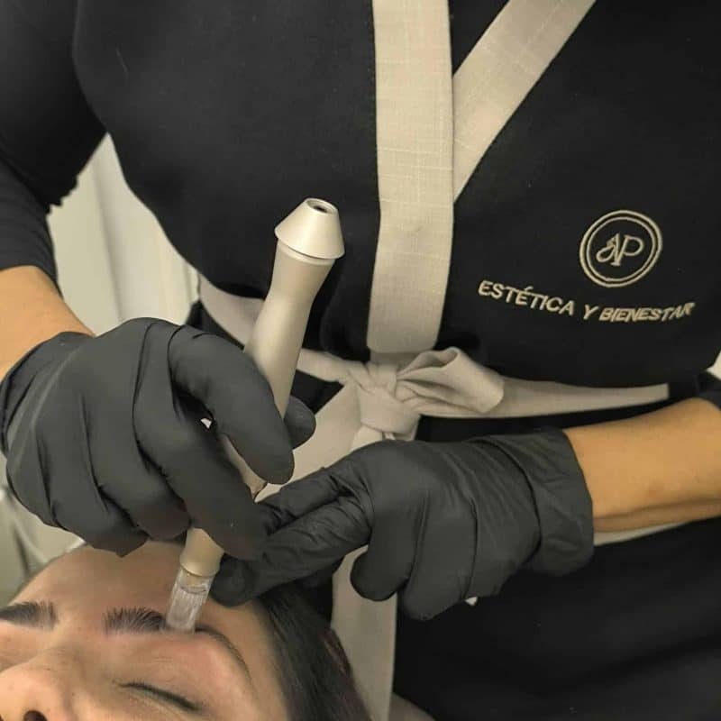 Esteticista de Aerica Pereira realizando un diseño y regeneración de cejas, mostrando técnica y cuidado personalizado.