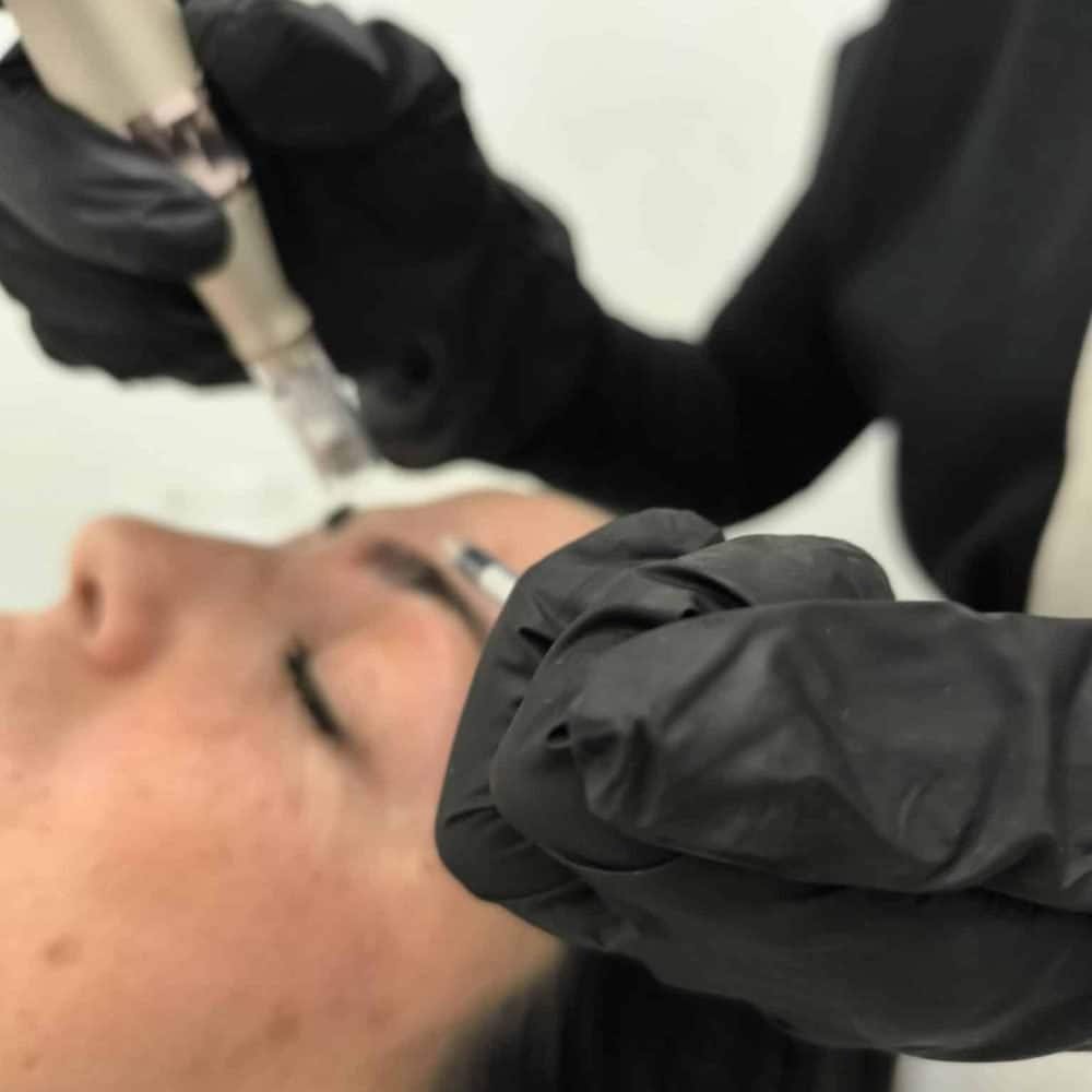 Cliente recibiendo un tratamiento de cejas personalizado en el centro de estética Aerica Pereira, Sevilla.